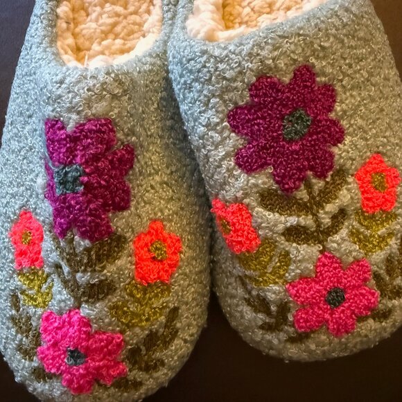 NATURAL LIFE Icon Sherpa Slippers Blue Folk Flower NWT - Picture 2 of 5